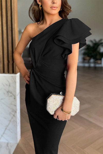 Caz - Off-shoulder midikjole med flæseærmer og slids