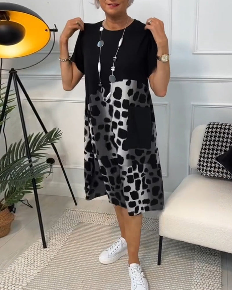 Allison - Stilfuld midikjole med leopardprint og korte ærmer