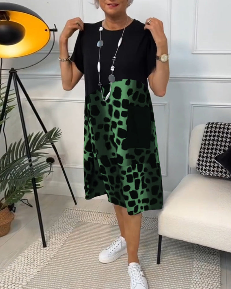 Allison - Stilfuld midikjole med leopardprint og korte ærmer