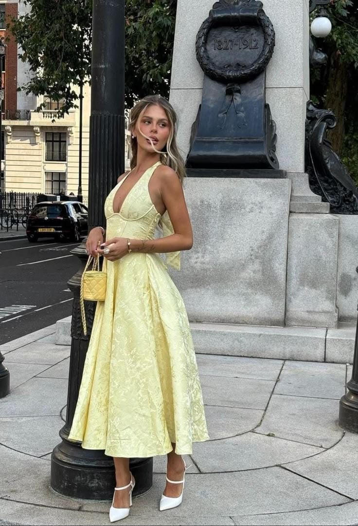 Niamh - Elegant Broderet Dyb V-ærmeløs Kjole