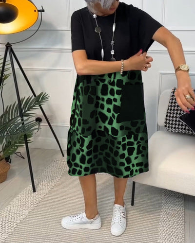 Allison - Stilfuld midikjole med leopardprint og korte ærmer