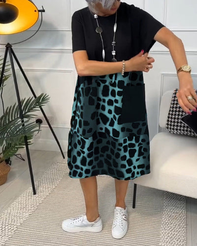 Allison - Stilfuld midikjole med leopardprint og korte ærmer