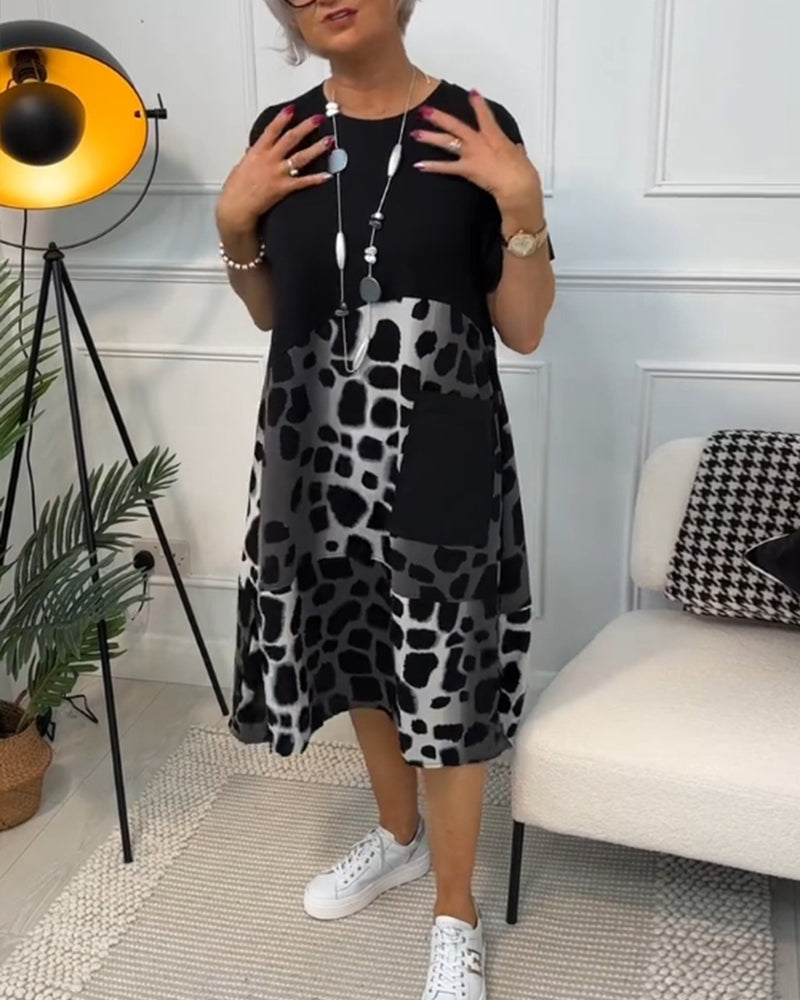 Allison - Stilfuld midikjole med leopardprint og korte ærmer