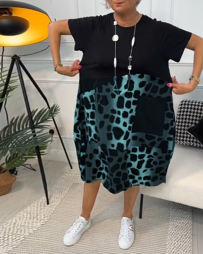 Allison - Stilfuld midikjole med leopardprint og korte ærmer