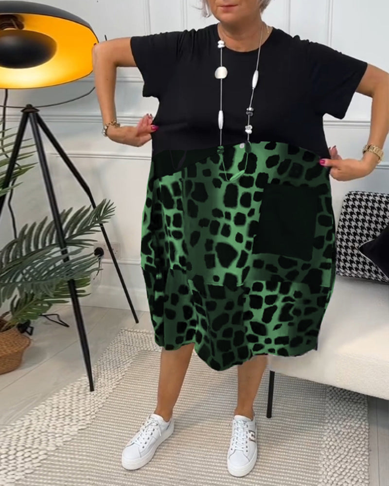 Allison - Stilfuld midikjole med leopardprint og korte ærmer