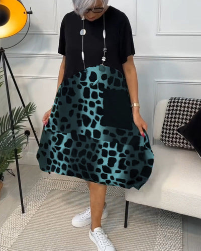 Allison - Stilfuld midikjole med leopardprint og korte ærmer