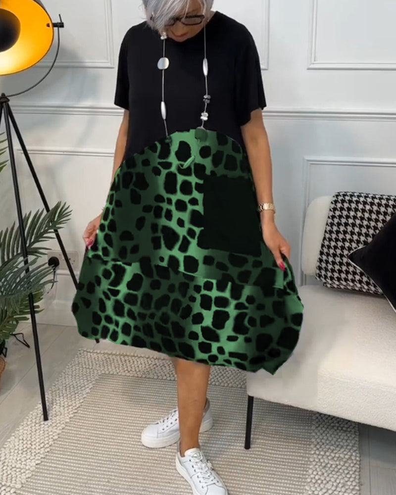 Allison - Stilfuld midikjole med leopardprint og korte ærmer