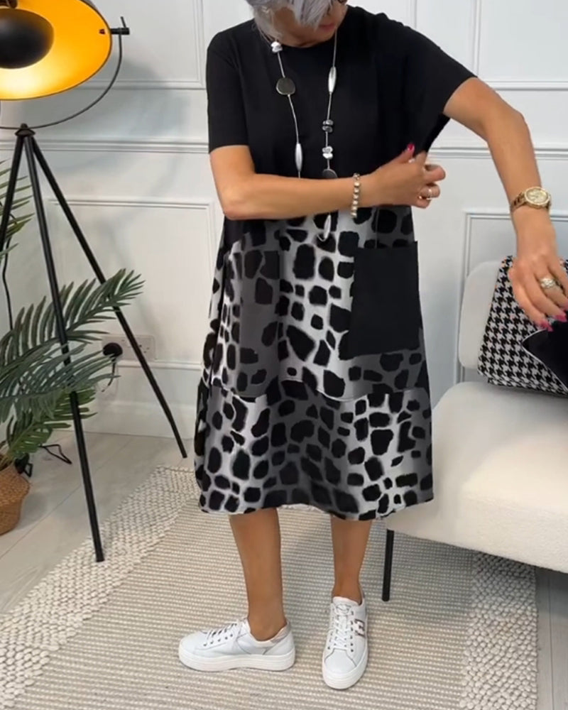 Allison - Stilfuld midikjole med leopardprint og korte ærmer
