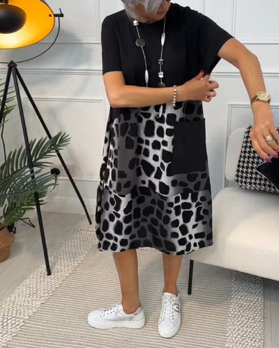 Allison - Stilfuld midikjole med leopardprint og korte ærmer