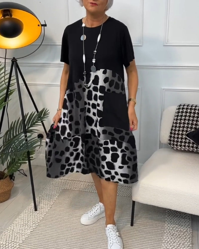 Allison - Stilfuld midikjole med leopardprint og korte ærmer