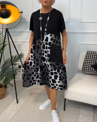 Allison - Stilfuld midikjole med leopardprint og korte ærmer