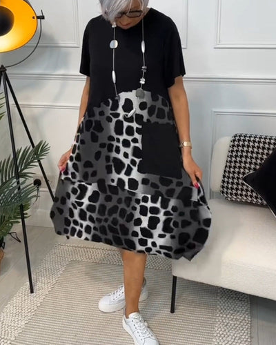Allison - Stilfuld midikjole med leopardprint og korte ærmer