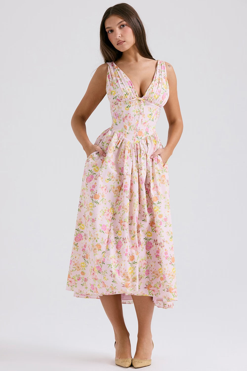 Aeliana - Elegant og flatterende sommerkjole