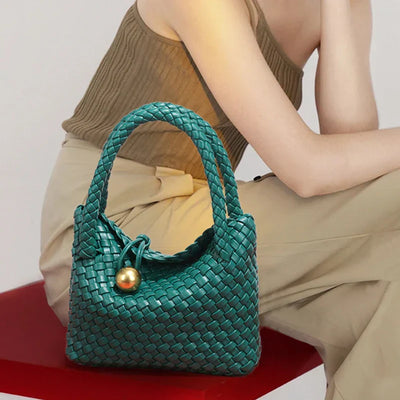 ASTRID™ | ELEGANT VÆVET LÆDERTASKE MED GULDDETALJE
