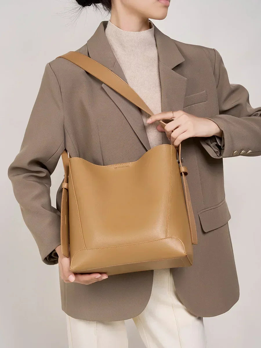 tine™ – elegant sandfarvet skuldertaske med bæltehank