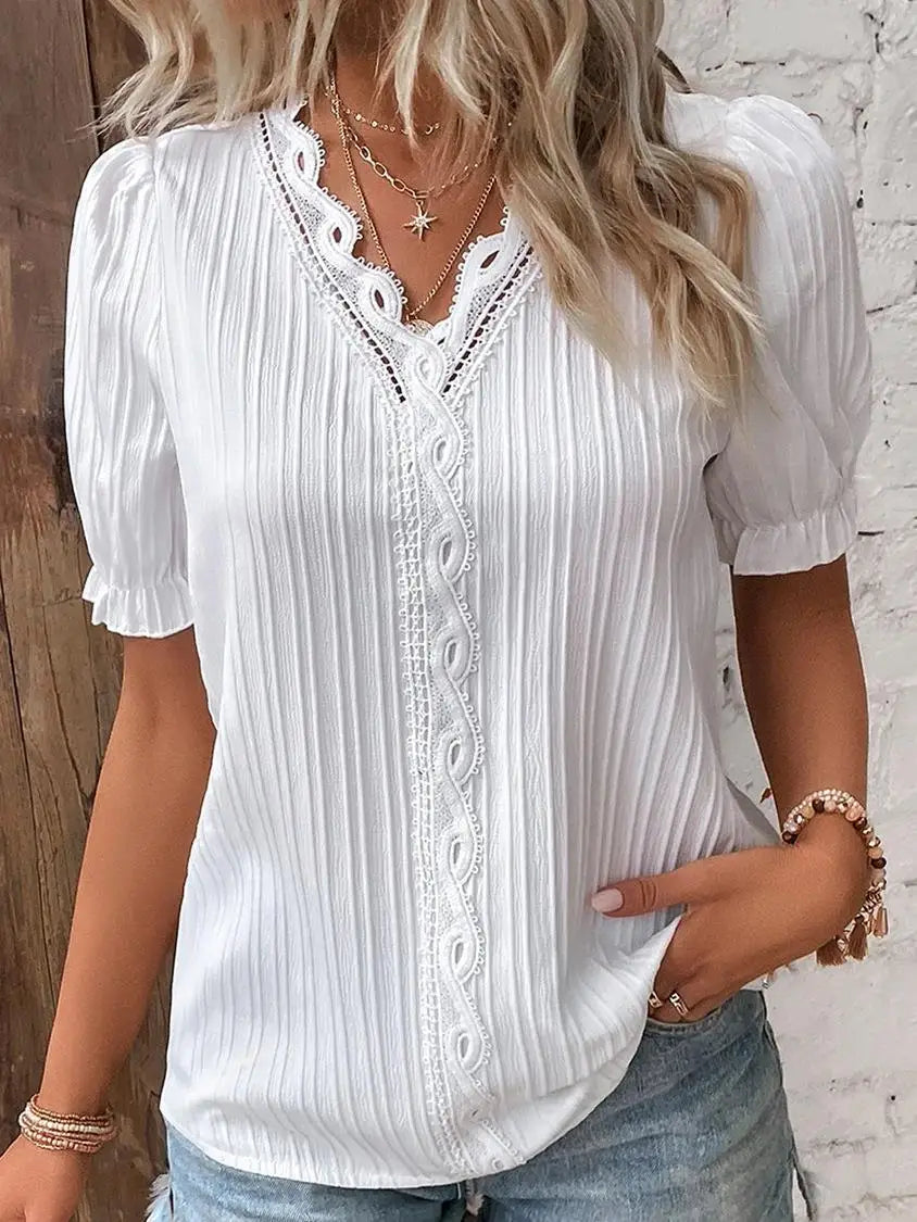Mira – Feminin top med blondedetaljer