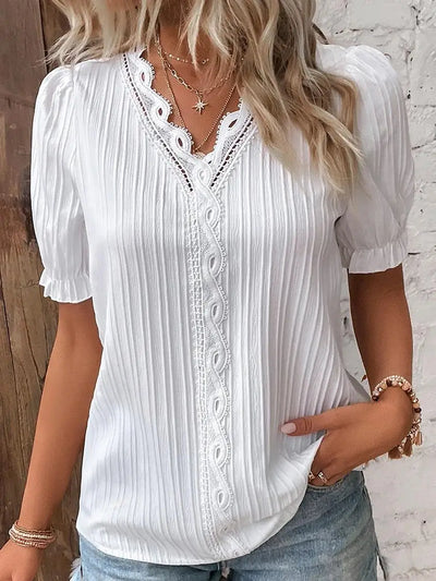 Mira – Feminin top med blondedetaljer