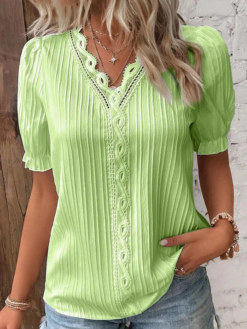 Mira – Feminin top med blondedetaljer