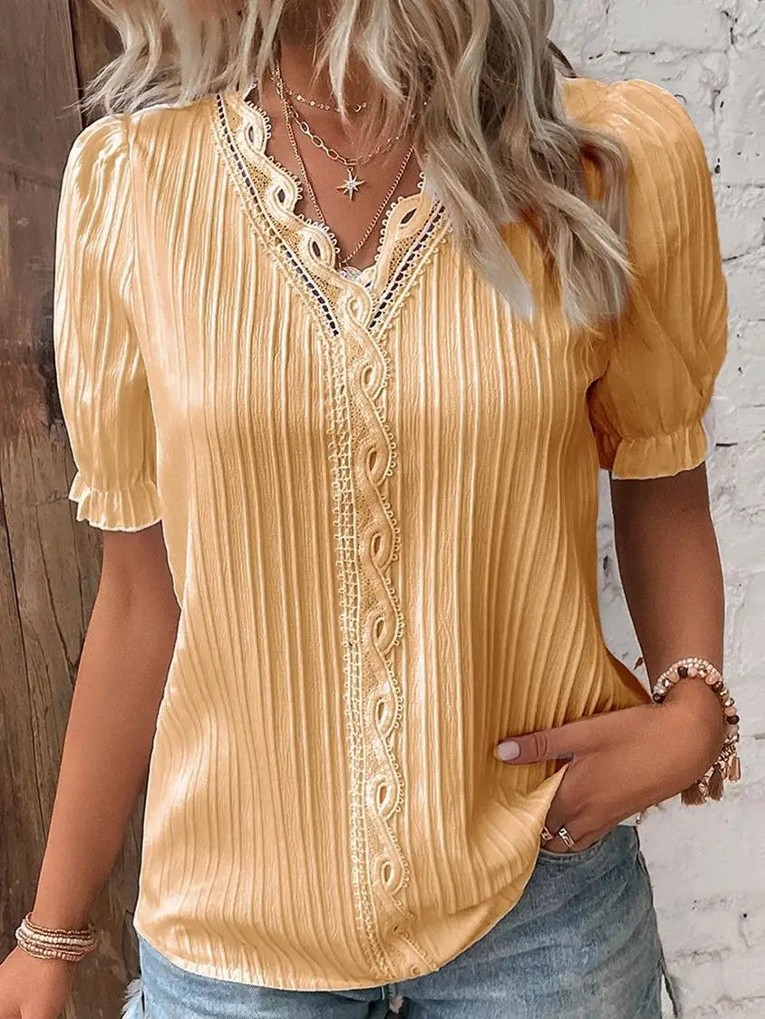 Mira – Feminin top med blondedetaljer