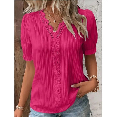 Mira – Feminin top med blondedetaljer