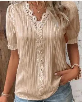 Mira – Feminin top med blondedetaljer