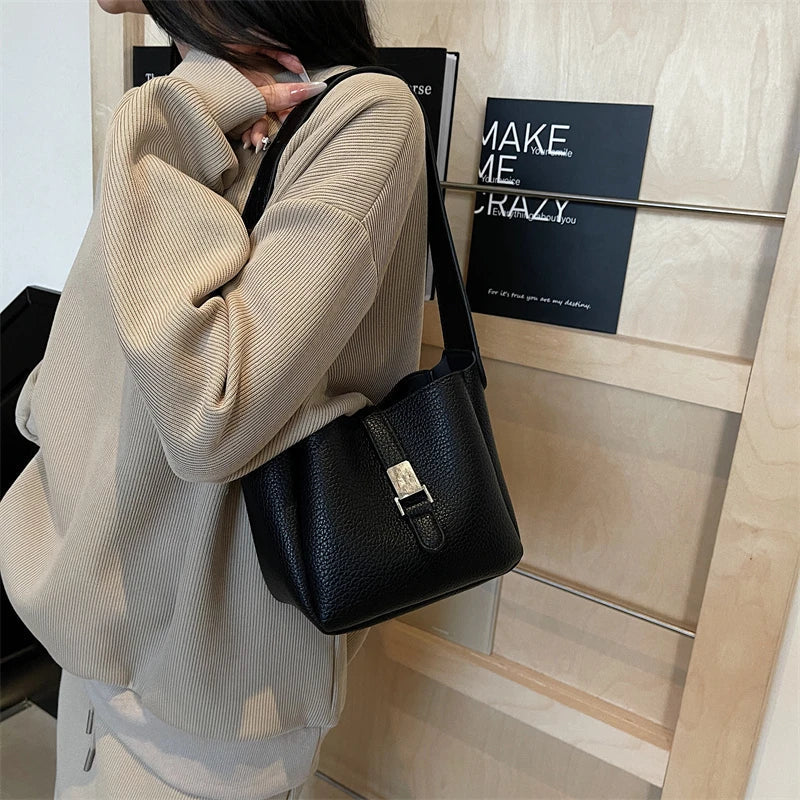 iris™ – moderne bucket taske i læderlook