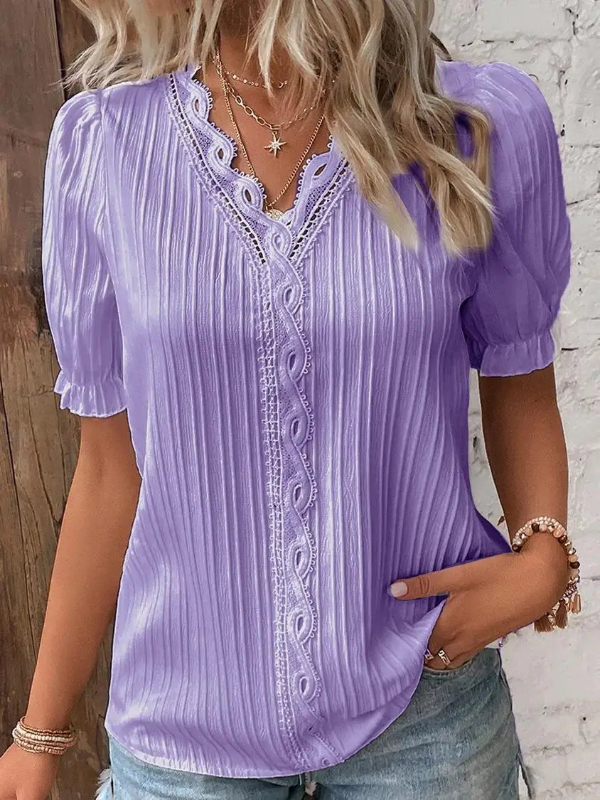 Mira – Feminin top med blondedetaljer