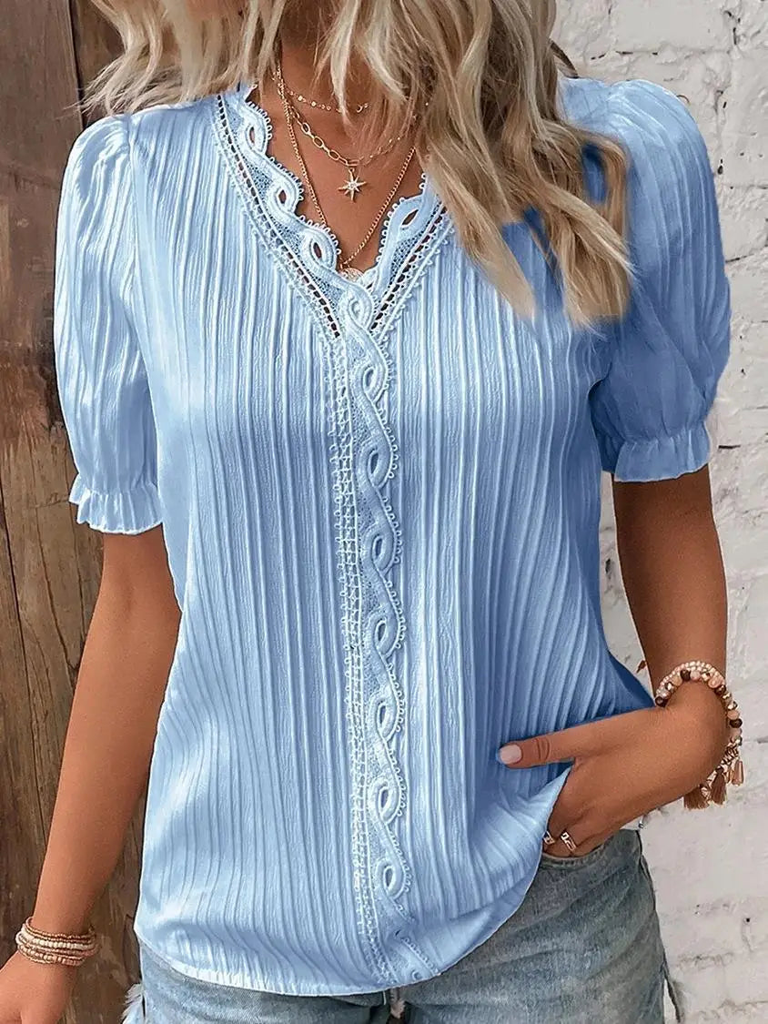 Mira – Feminin top med blondedetaljer