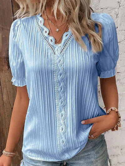 Mira – Feminin top med blondedetaljer