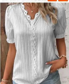 Mira – Feminin top med blondedetaljer