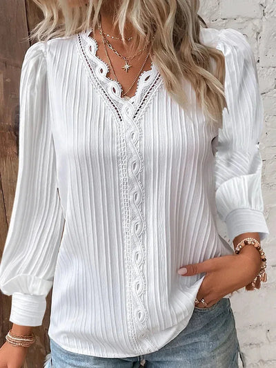 Selvie – Bluse med blondekant og læg 