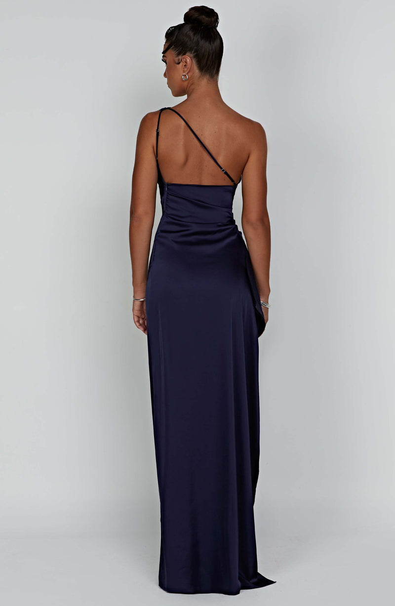 Saoirse - Lang Bodycon-kjole i satin med én skulder