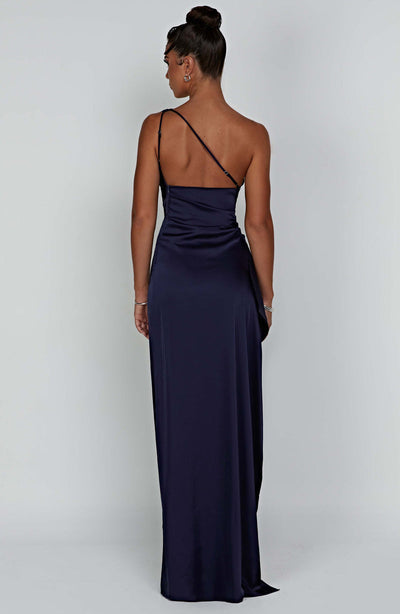 Saoirse - Lang Bodycon-kjole i satin med én skulder