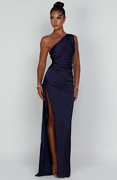 Saoirse - Lang Bodycon-kjole i satin med én skulder