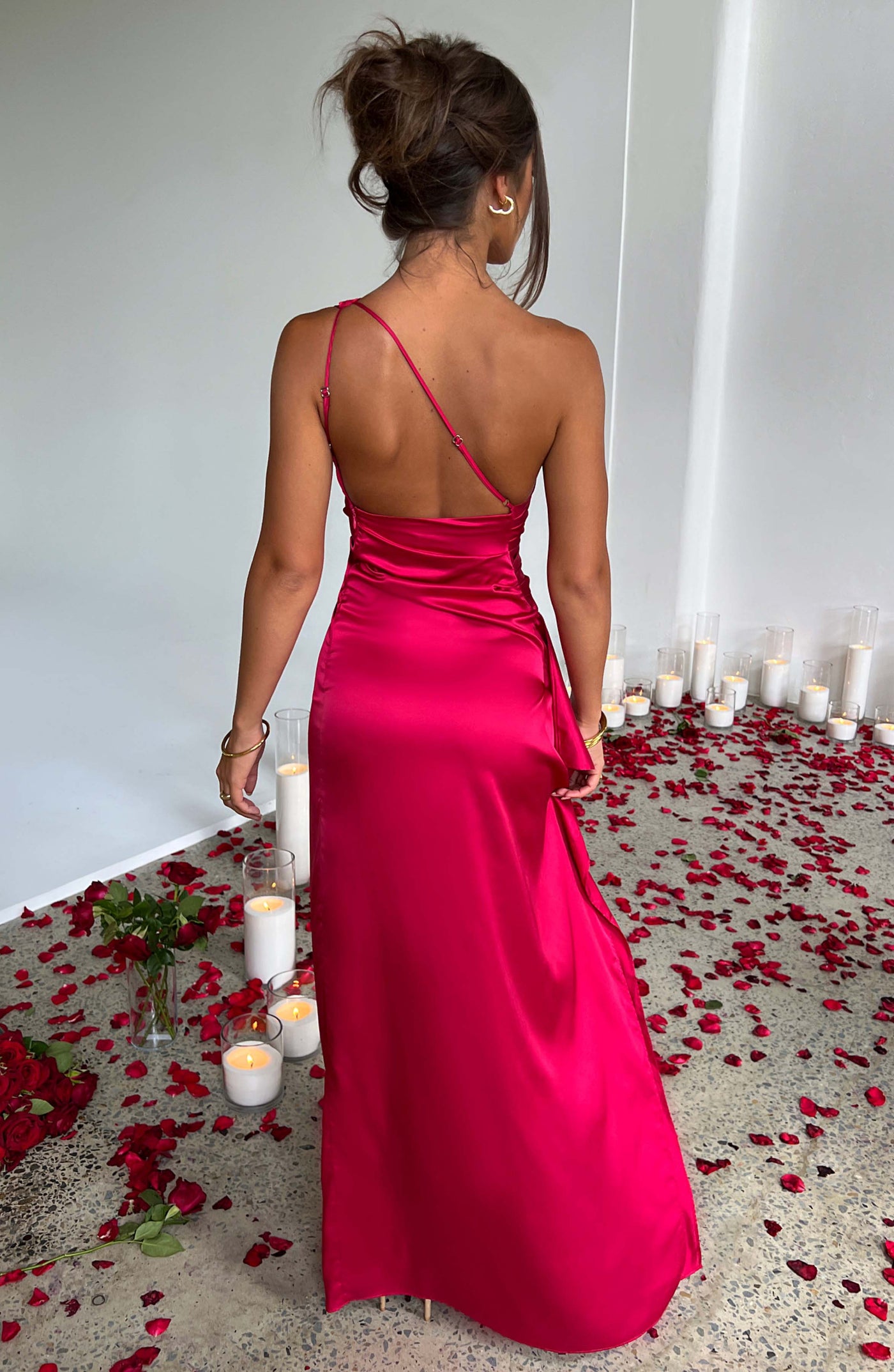 Saoirse - Lang Bodycon-kjole i satin med én skulder