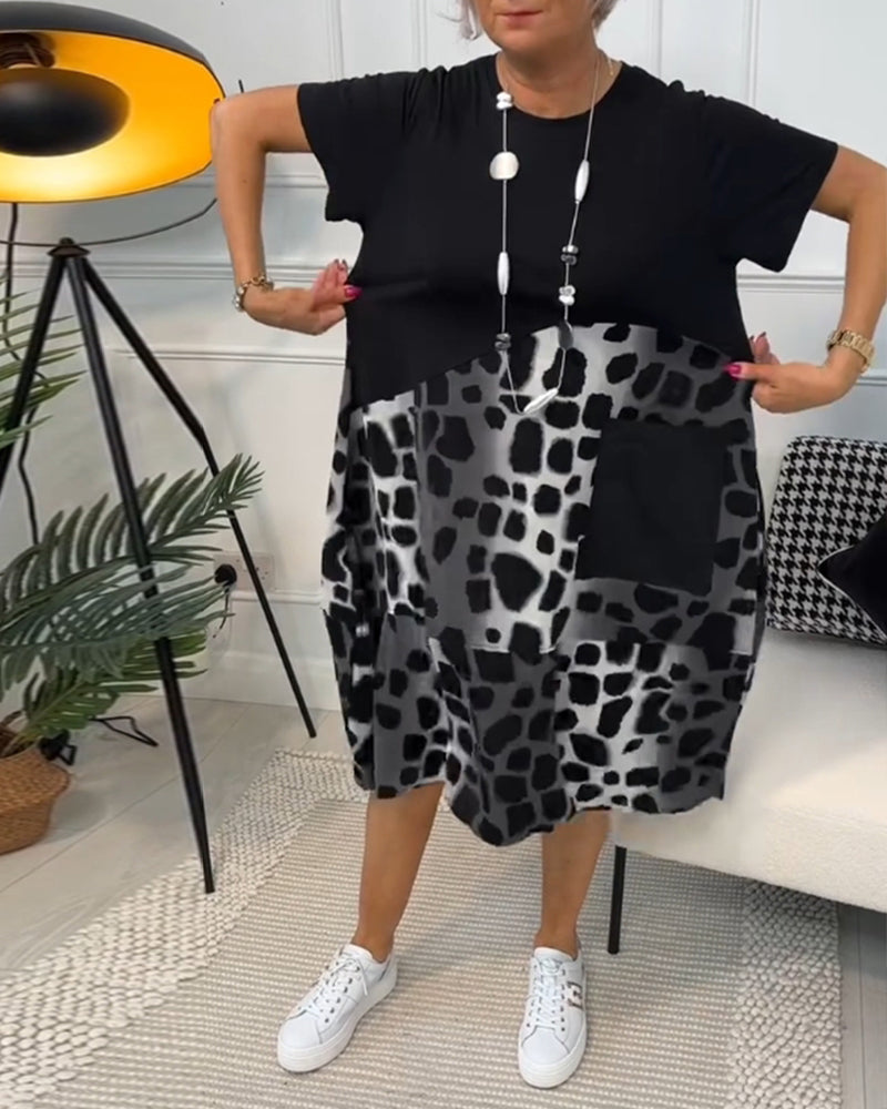Allison - Stilfuld midikjole med leopardprint og korte ærmer