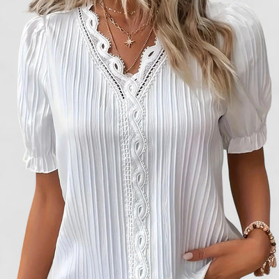 Elvira – Bluse med blonde og lægdetaljer 