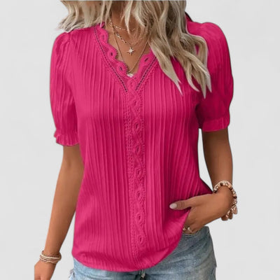 Mira – Feminin top med blondedetaljer